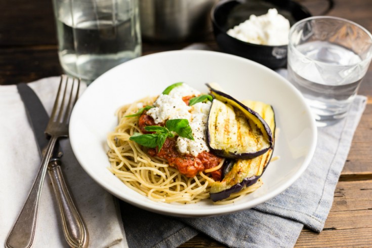 Spaghetti met geroosterde aubergine, ricotta en tomatensaus