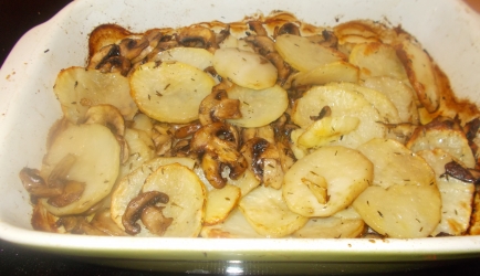 Knapperige aardappelplakjes en champignons uit de oven recept ...