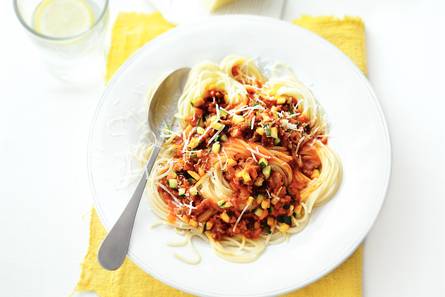 Snelle spaghetti met gehaktsaus en italiaanse kaas
