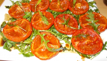 Geconfijte tomaten met rucola en rozemarijnolie recept ...