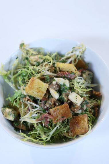 Recept 'franse salade met krulandijvie, spek en champignons'
