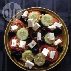 Griekse salade met pijnboompitjes en hennepzaad recept ...