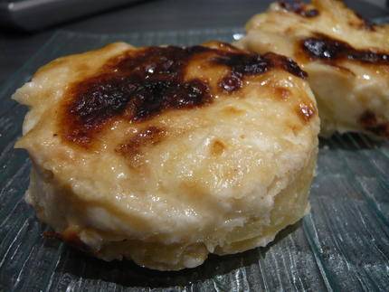 Aardappelschijfjes met kaas `au gratin`, van tevoren klaarge ...