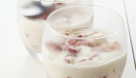 Frozen yoghurt met honing, blauwe bessen en aardbeien recept ...