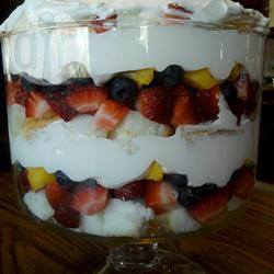 Luchtige trifle met rood fruit en bosbessen recept
