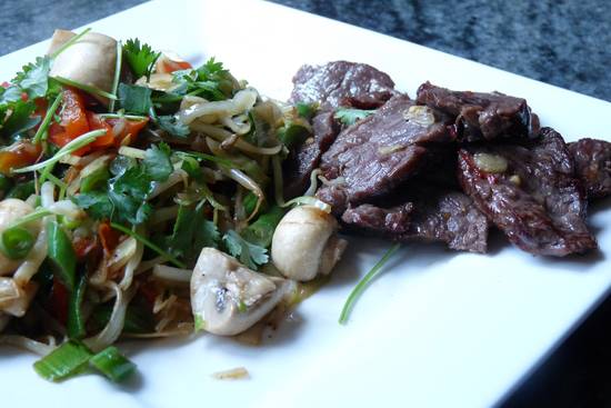 Thaise roerbakschotel met pittige biefstuk recept