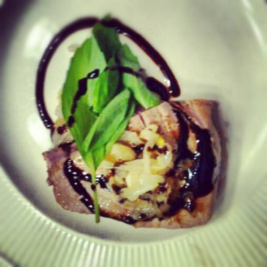 Gegrilde tonijn met ui, balsamico en basilicum recept