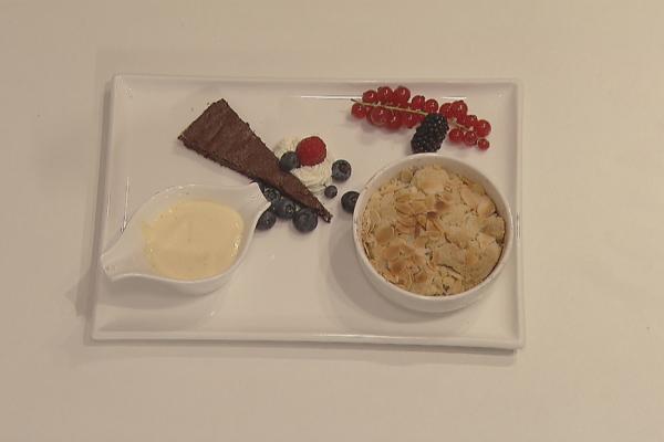 Kladdkaka (chocoladetaart) en appelcrumble met vanillesaus