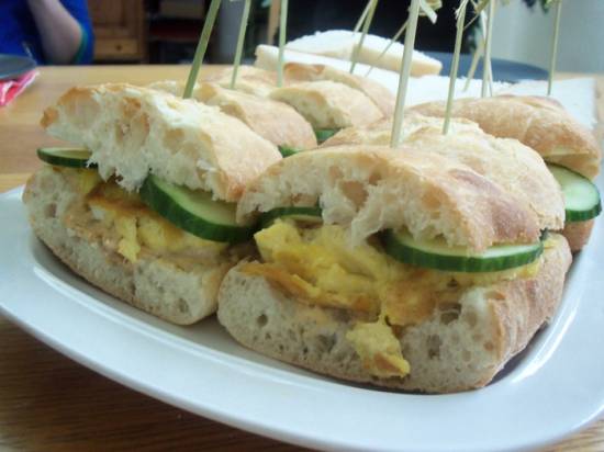 Mini ciabatta sandwich met tonijnsalade, omelet en komkommer ...