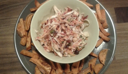 Frietjes van zoete aardappel en spitskool salade recept