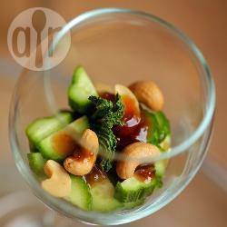 Thaise komkommersalade met noten en munt recept