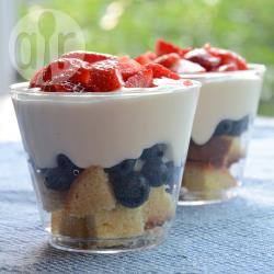 Trifle met aardbeien, bosbessen en romige yoghurt recept ...