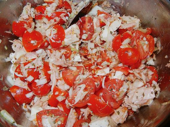 Verse tomatensalade met tonijn en mozzarella recept