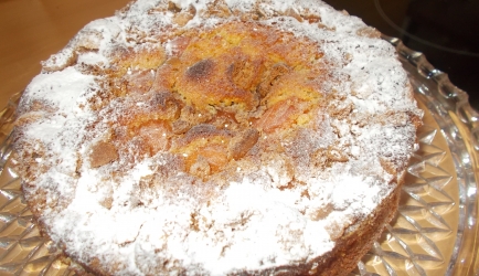 Italiaanse abrikozentaart met verse abrikozen amandelen en amaretto