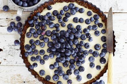 Cheesecake met notenbodem en blauwe bessen