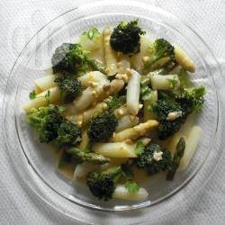 Wit-groene aspergesalade met broccoli recept