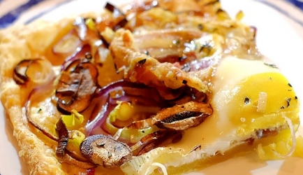 Plaattaart met prei, champignons, pancetta en ei recept