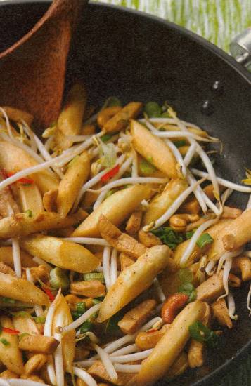 Geroerbakte asperges met lente-ui en kip recept