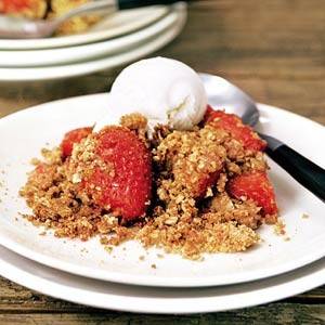 Aardbeiencrumble met vanille-ijs recept