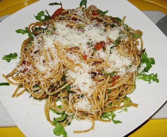 Pasta aglio olio met tomaten, rucola en parmezaan recept ...