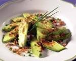 Avocadosalade met pindadressing recept