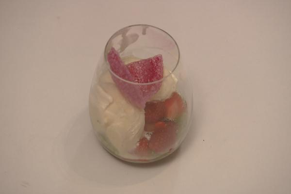 Vanille-ijs met rode vruchten en een soepje van basilicum