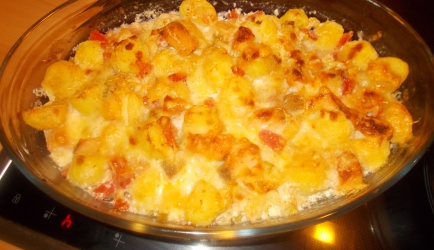 Ovenschotel aardappelen of krieltjes met zalm tomaten en lenteuitjes
