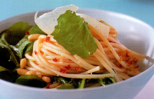 Spaghetti met rucola, parmezaanse kaas en pijnboompitten recept ...