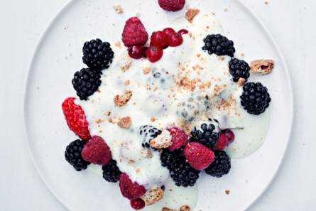 Bill granger's gemengd fruit, zabaglione & cantuccini