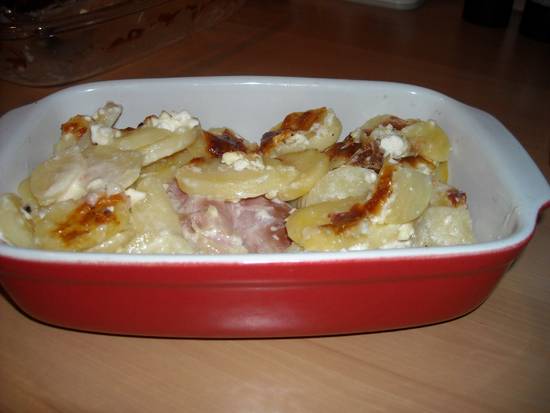 Ovenschotel van prei-hamrolletjes met feta en aardappelschij ...