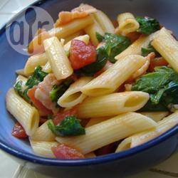 Penne met spinazie, tomaten en pancetta recept