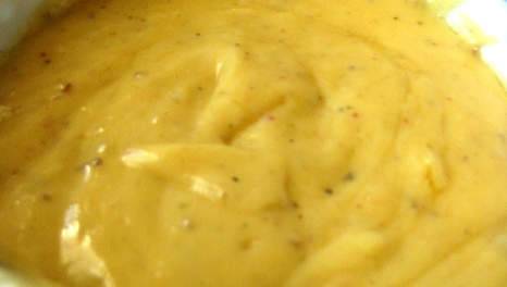 Verrukkelijke mosterdsaus met augurkjes en zilveruitjes recept ...