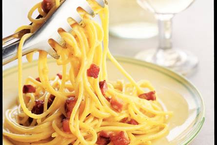 Spaghetti met ei en spekjes