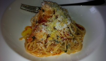 Spaghetti, kleine tomaatjes, grote garnalen en ricotta salata ...