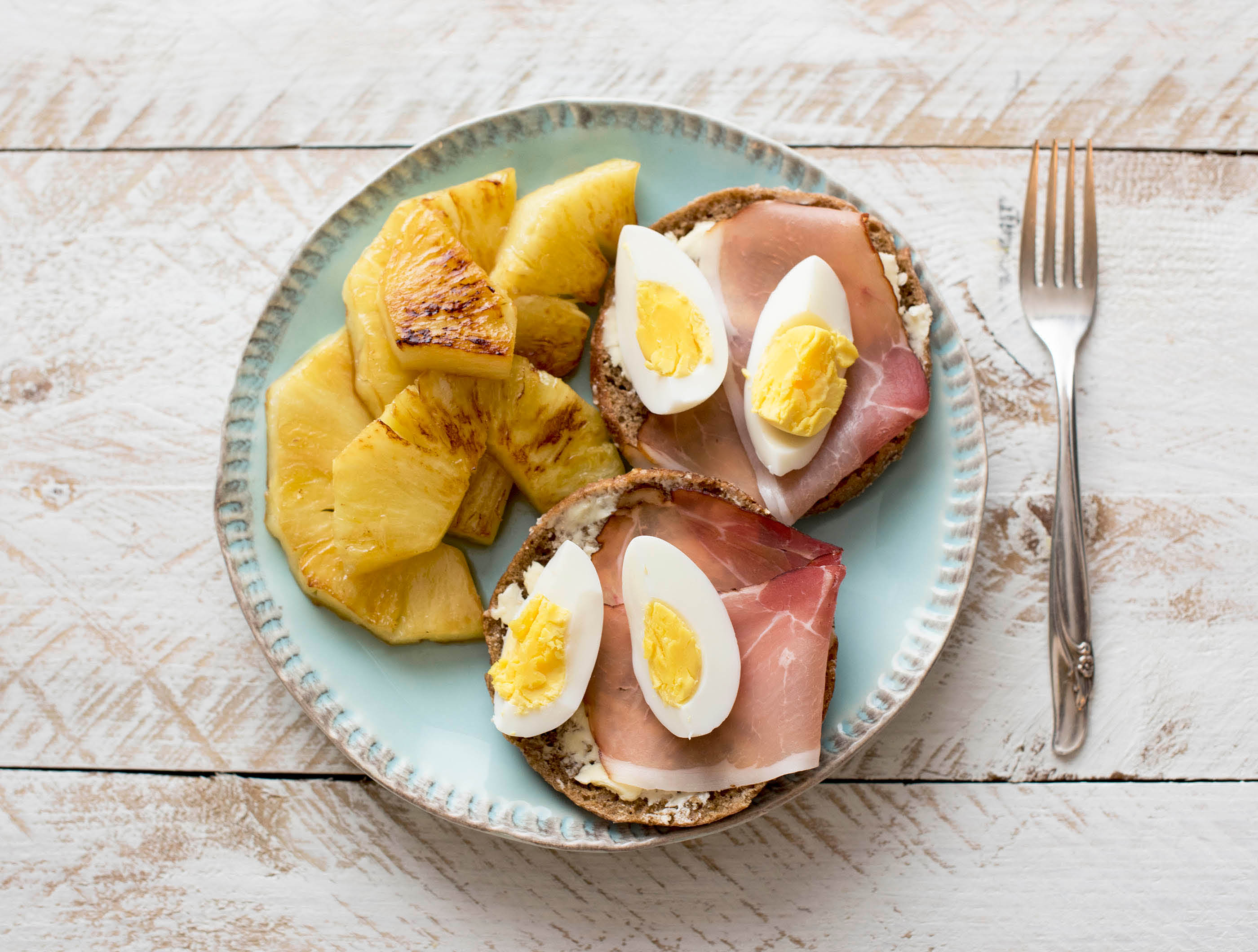 Pinksterontbijt met meergranenbeschuit, ei en gebakken ananas ...