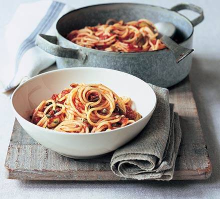 Spaghetti puttanesca recept