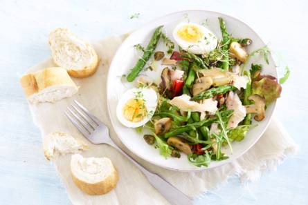 Salade met gerookte forel, asperges en ei