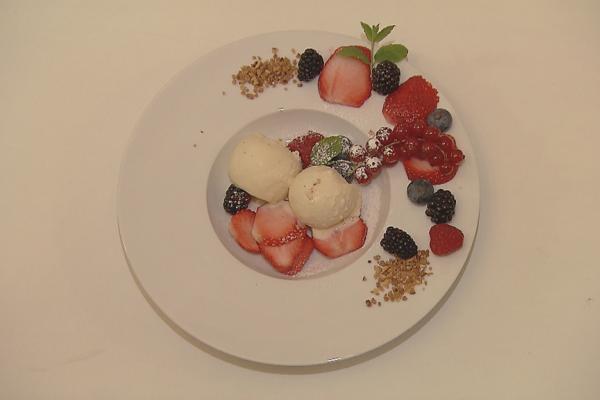 Vanille-ijs met rode vruchten en bresiliennenootjes