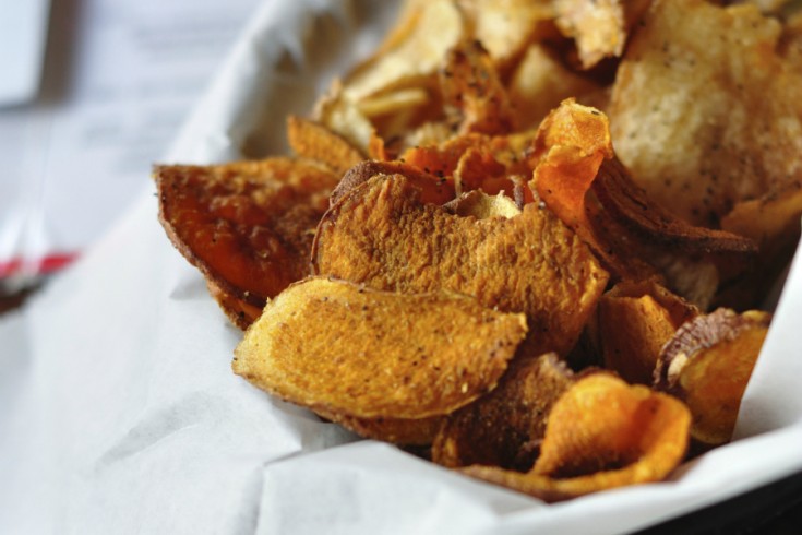 Zo maak je homemade zoete aardappel chips