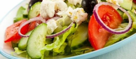 Salade met tomaat, komkommer en mozzarella recept