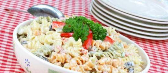 Maaltijdsalade van pasta en verse spinazie recept