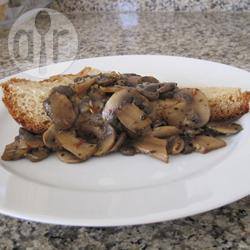 Roergebakken champignons met knoflook recept