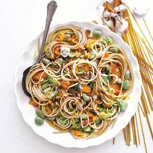 Spaghetti met tuinbonen en zalm recept
