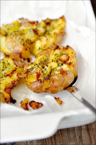 Recept 'gekneusde aardappelen uit de oven'