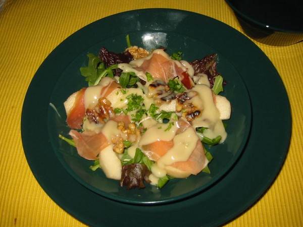 Salade met peren, rauwe ham en roquefortdressing recept ...