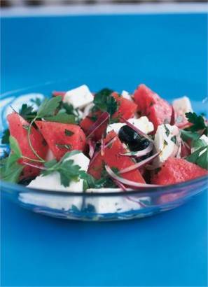 Salade van watermeloen, feta en zwarte olijven recept