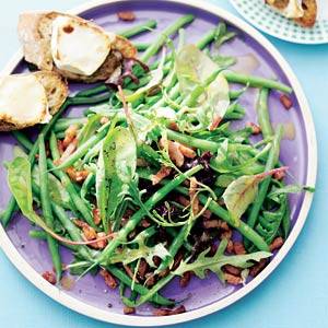 Salade warme geitenkaas met spek en croutons recept