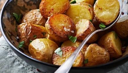 Geroosterde aardappels met gepofte knoflook recept