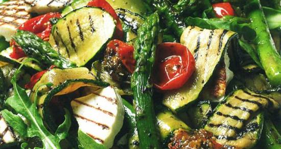Salade met geroosterde courgette, asperges en manouri recept ...
