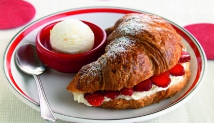Croissant met verse aardbeien en vanille-ijs recept